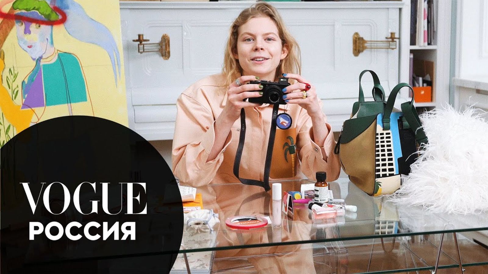 Что в сумке у художницы и модели Jolie Alien?