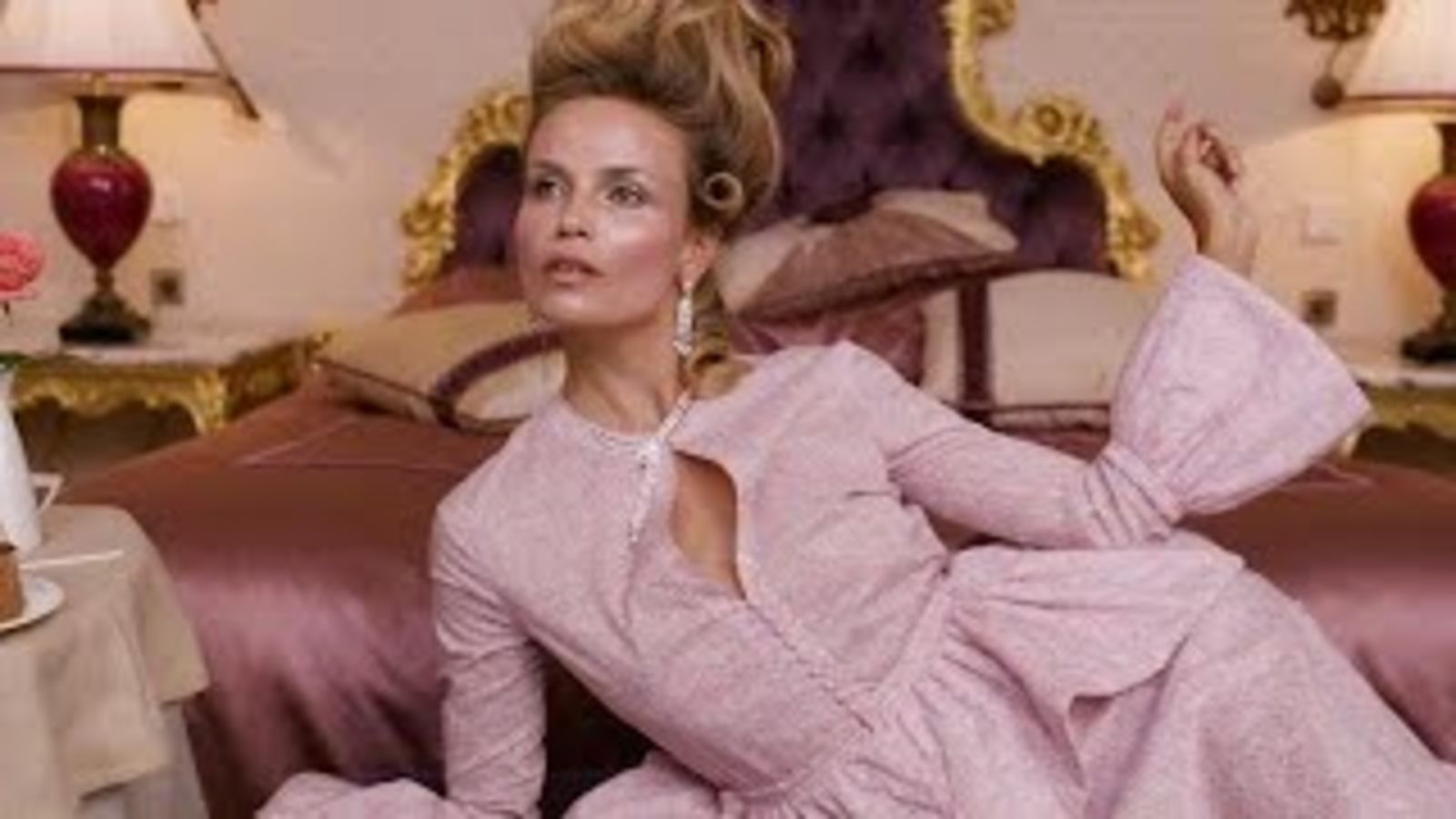 Наташа Поли показывает 5 образов к VOGUE Fashion’s Night Out 2018