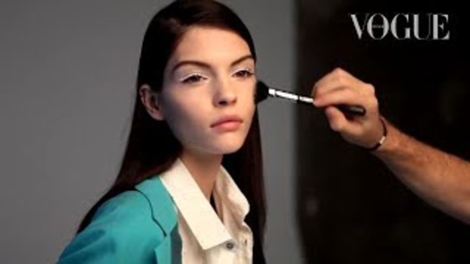 Макияж для брюнеток и идеальный летний образ от Vogue Россия