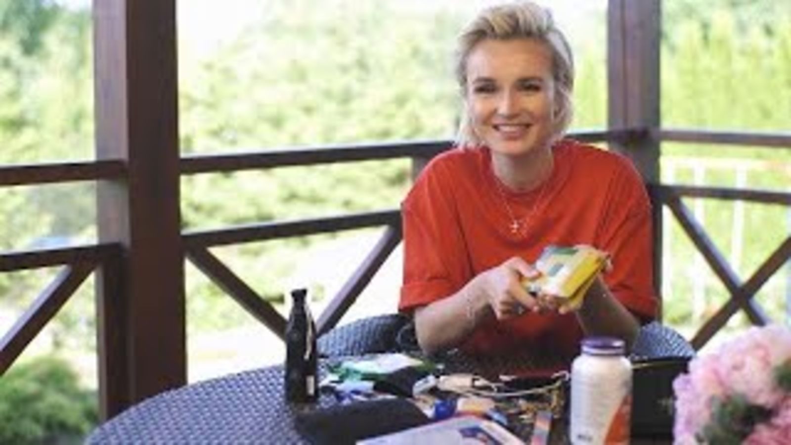 Что в сумке у Полины Гагариной?