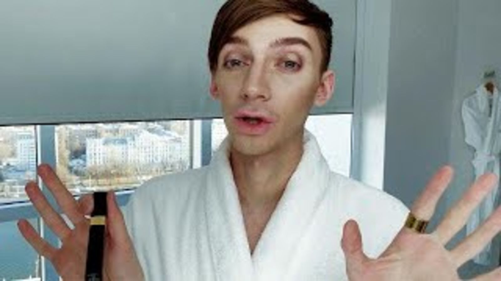 Андрей Петров показывает, как сделать новогодний макияж