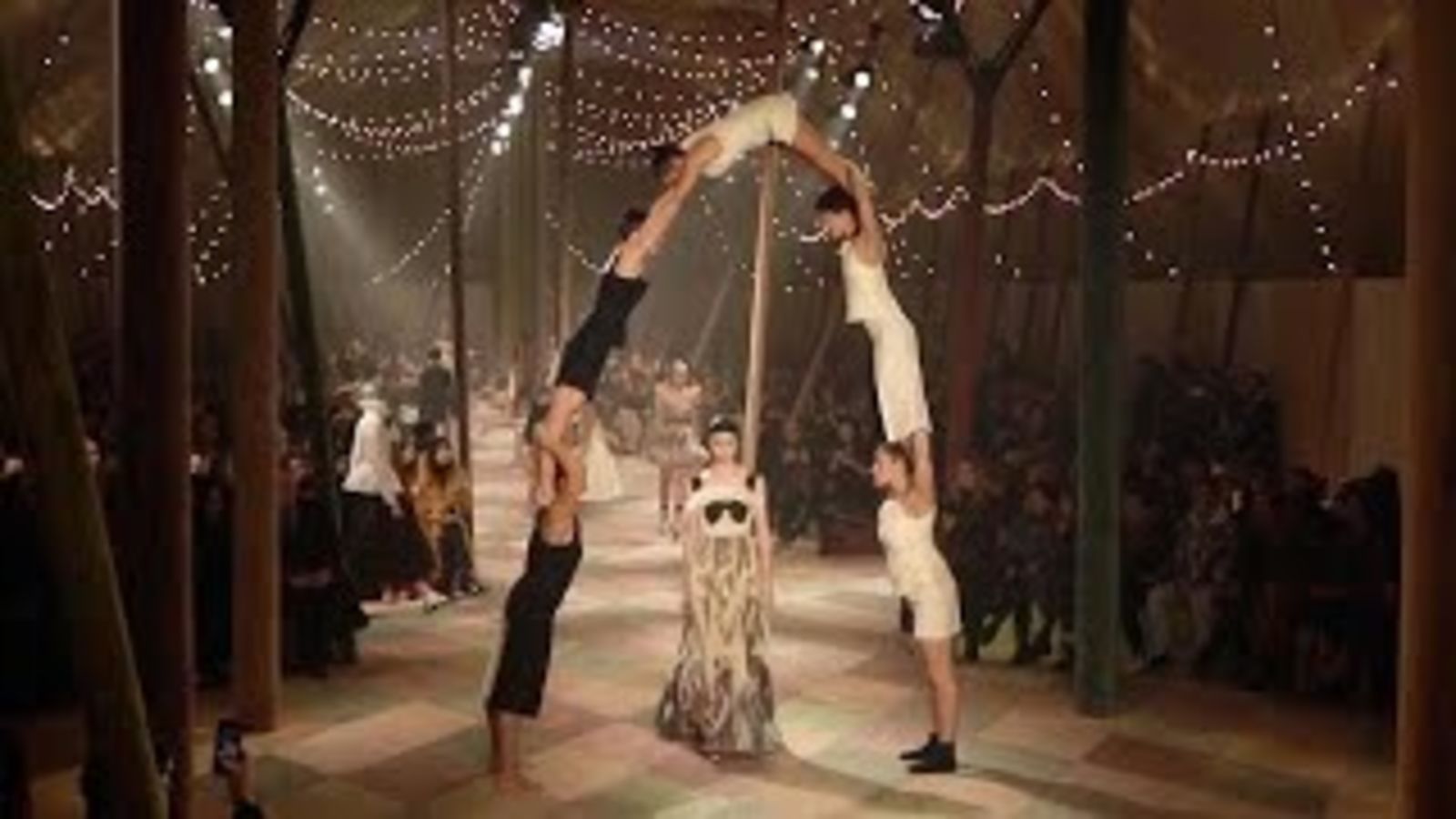 Цирковое представление по законам Высокой моды. Christian Dior Couture весна-лето 2019