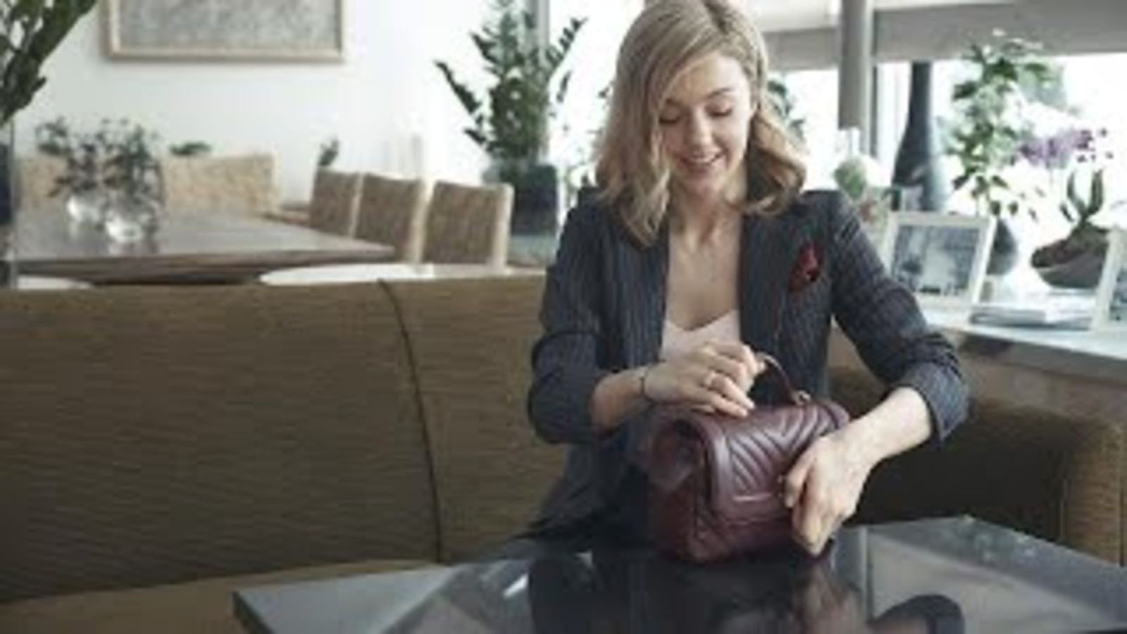 Что в сумке у Юлианны Карауловой?