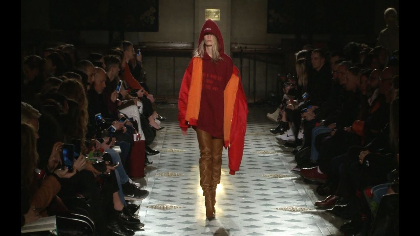 Ботфорты и яркие толстовки в новой коллекции Vetements