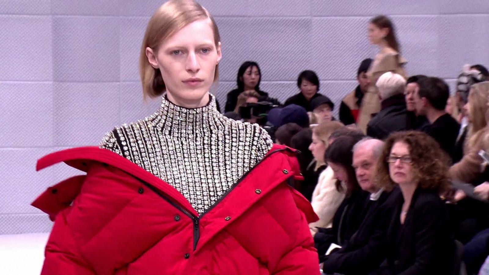 Пуховики и стразы в дебюте Демны Гвасалии как креативного директора Balenciaga