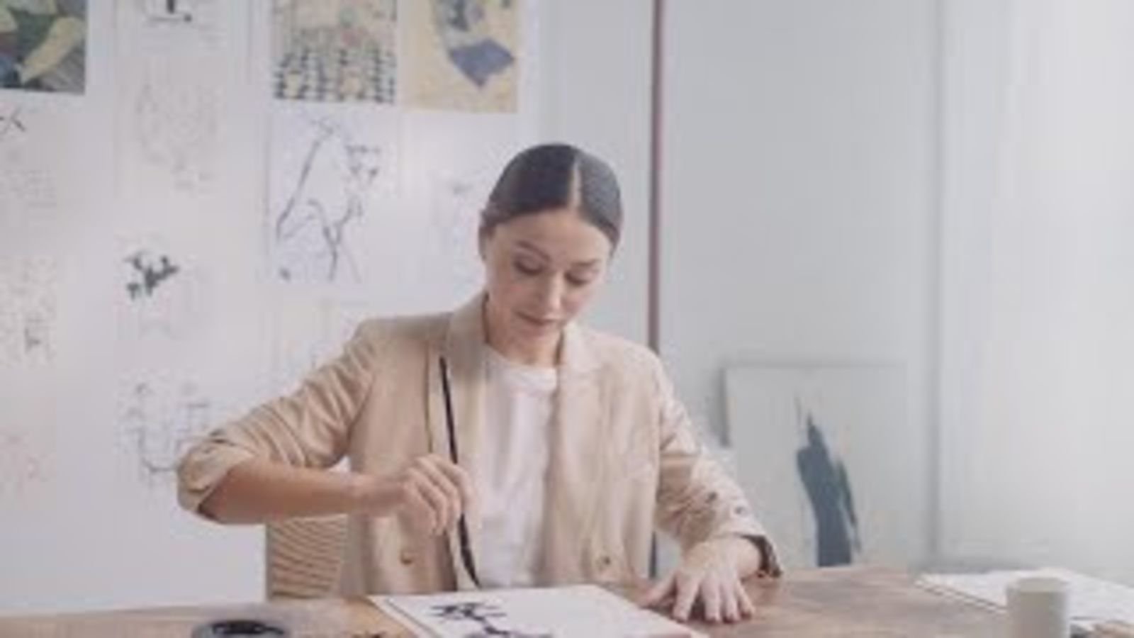 Яна Кушнер подписывает открытки к Новому году