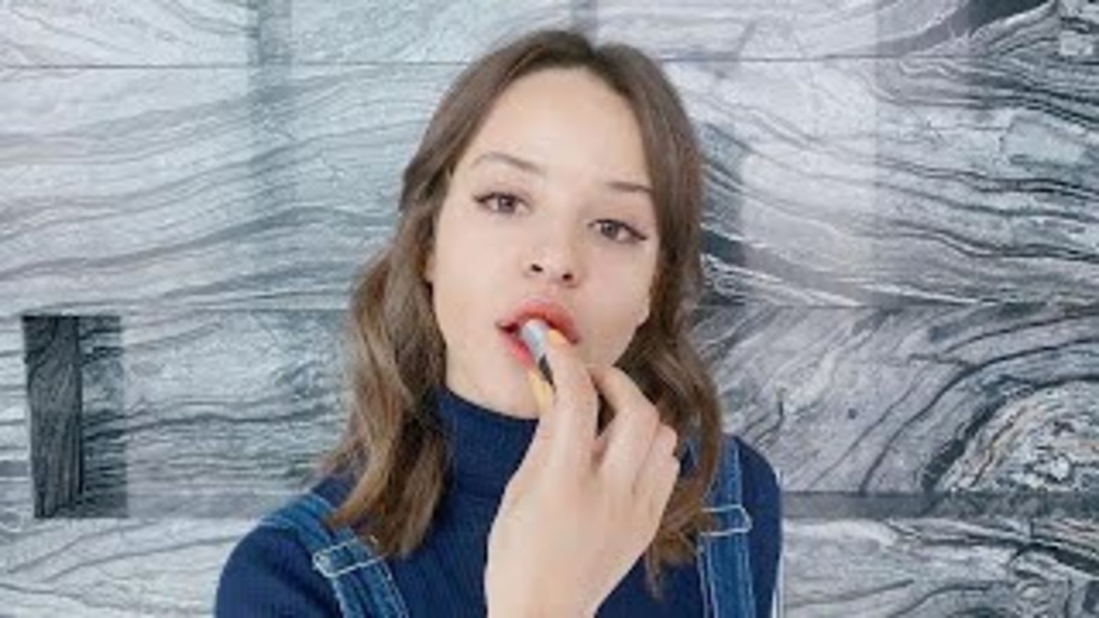 Сюзанна показывает, как сделать акцент на глаза и губы