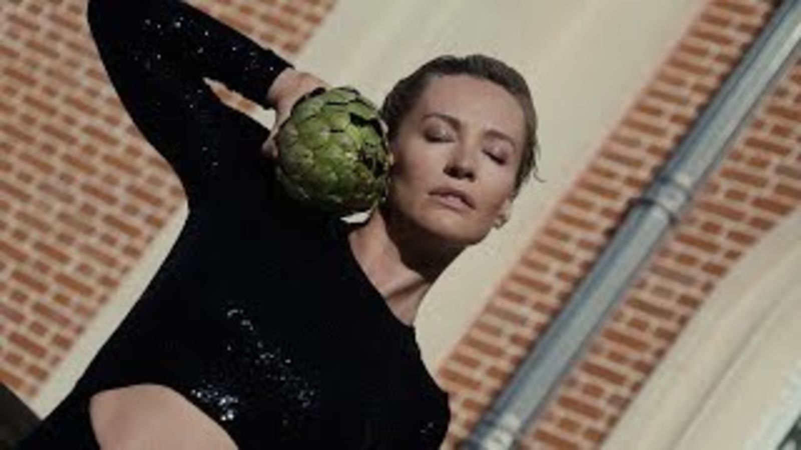 Кардио, овощи и никакого глютена. Наталья Давыдова в съемке для апрельского номера Vogue