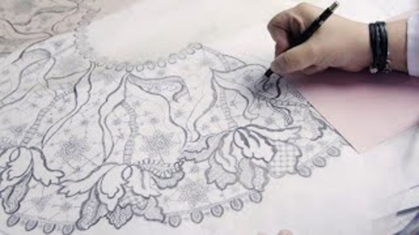 Как создавалось кружевное платье из круизной коллекции Dior