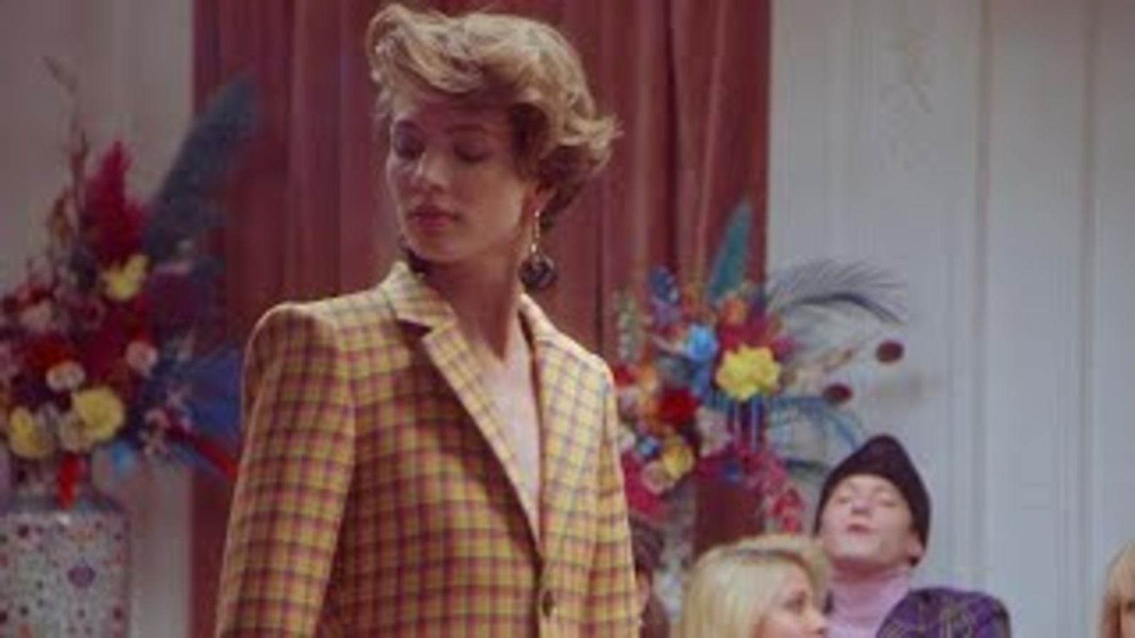 Назад в будущее — cамые классные московские манекенщицы демонстрируют клиенткам наряды осенне-зим...