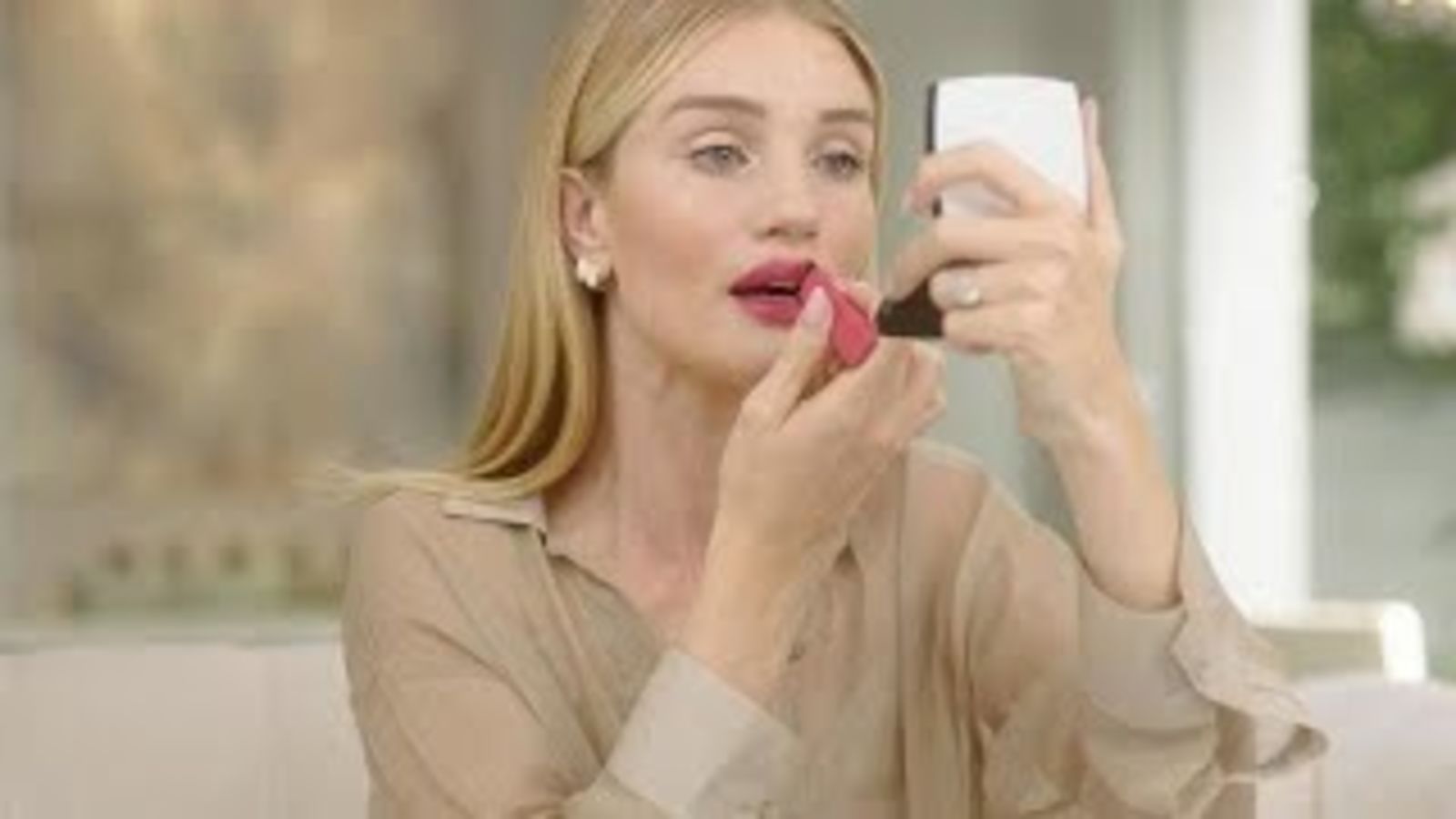 Рози Хантингтон-Уайтли показывает, как сделать дневной макияж с акцентом на губы