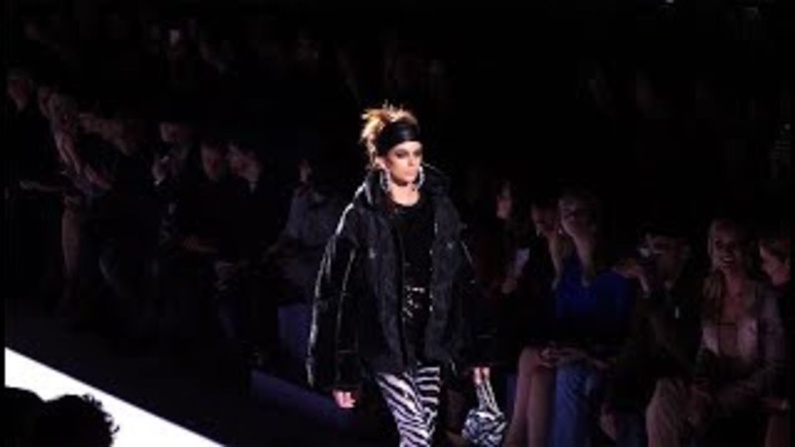 Неподражаемая Кайя Гербер и узнаваемый оценивающий взгляд Анны Винтур на шоу Tom Ford осень-зима ...