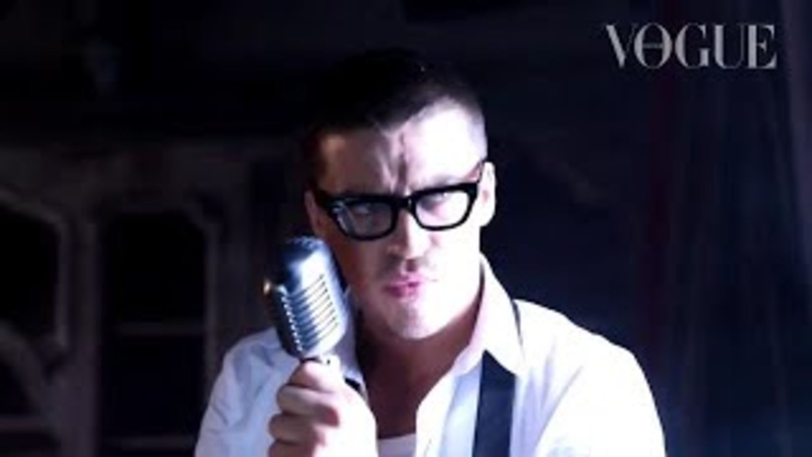 Антон Беляев из Therr Maitz поет живьем на съемке Vogue