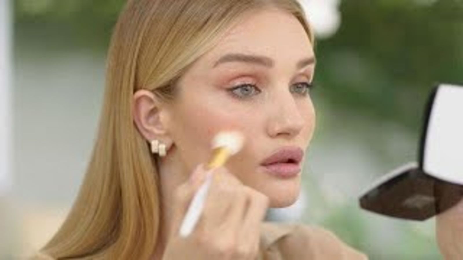 Рози Хантингтон-Уайтли показывает, как сделать макияж глаз с эффектом металлик