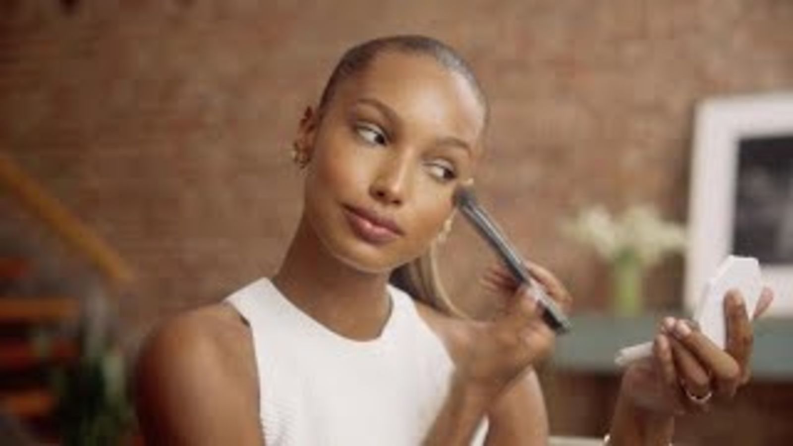 Жасмин Тукс показывает, как создать дневной макияж