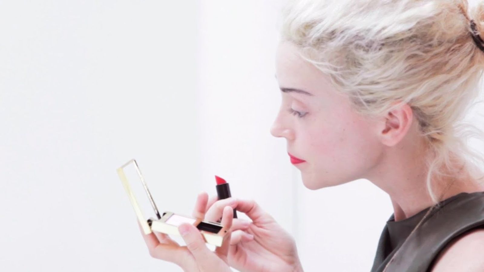 Утро понедельника: яркие губы St. Vincent