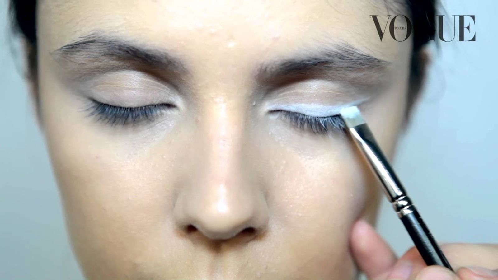 Макияж с белыми стрелками, выполненными карандашом и тенями