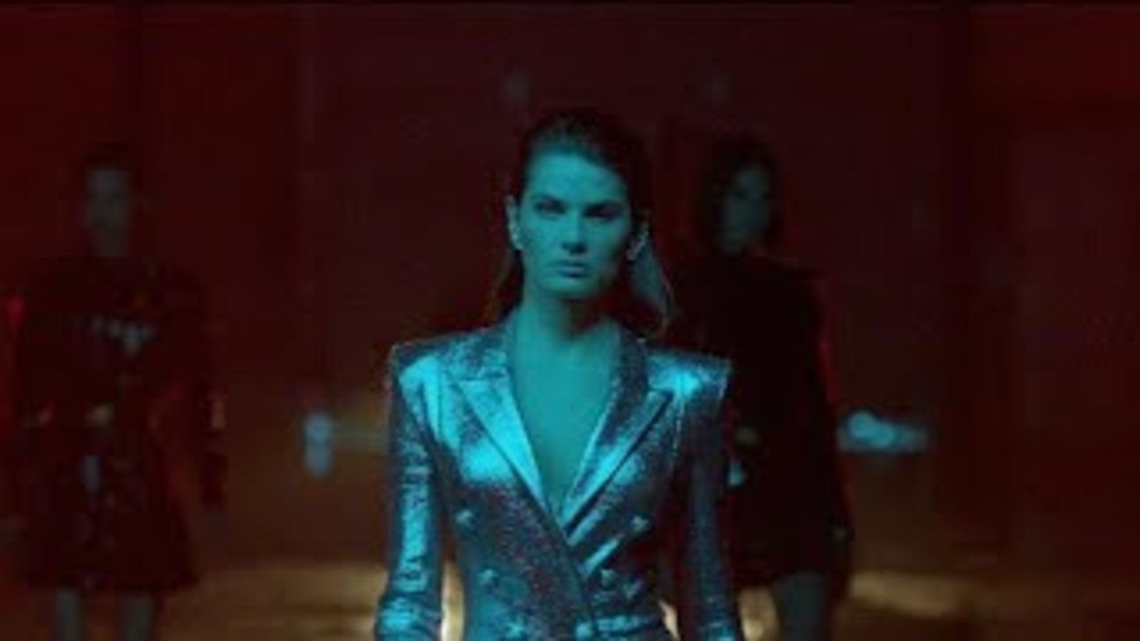 Украденное сокровище Balmain: Изабели Фонтана и амазонки в поисках сумки BBox