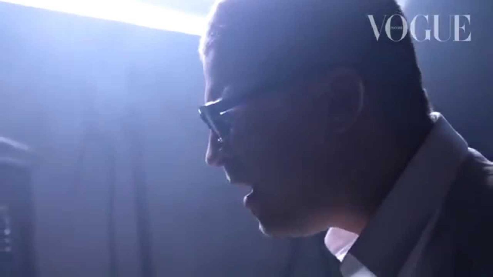 Антон Беляев поет на съемке Vogue Россия