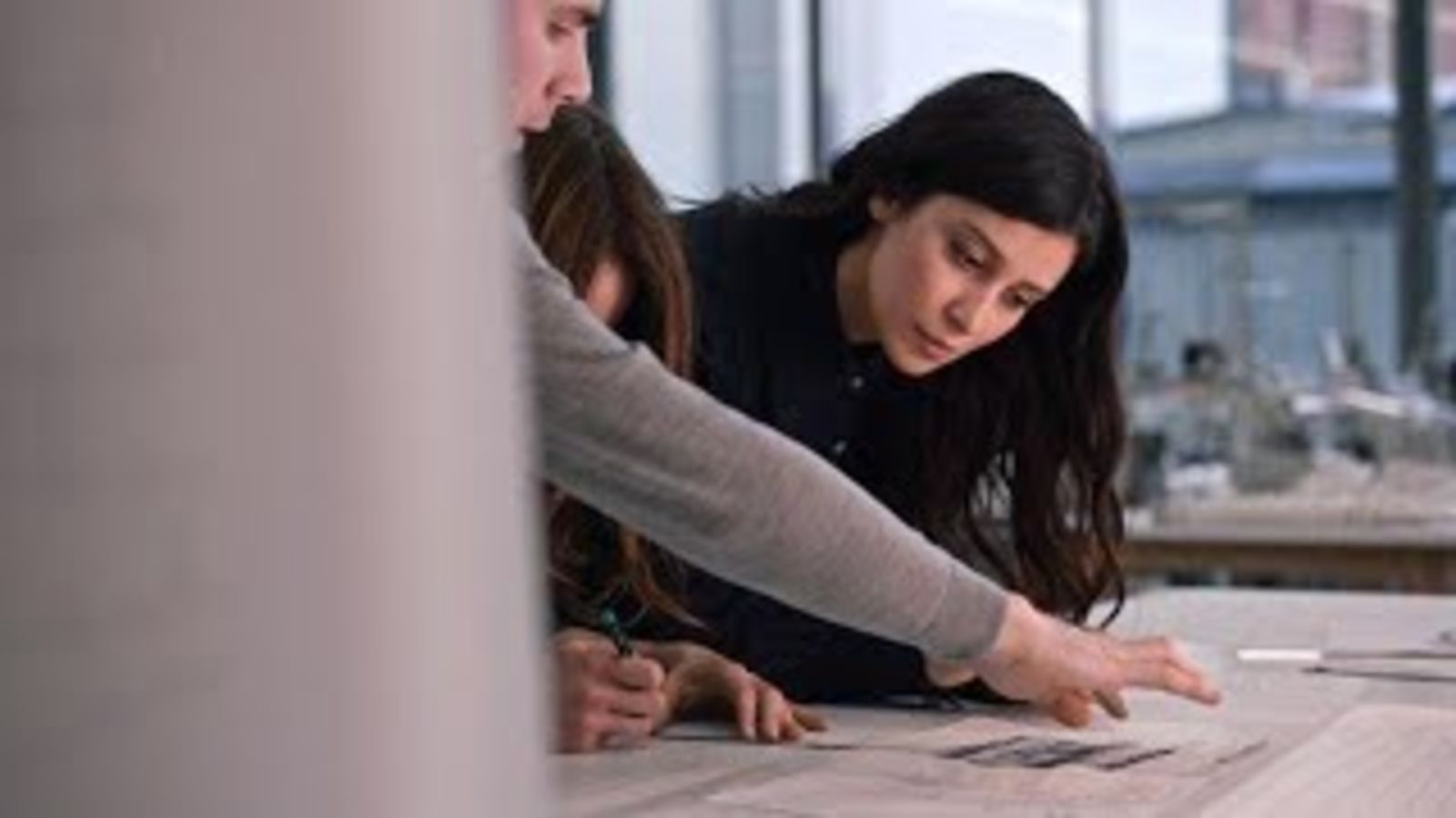 Равшана Куркова в ателье Chanel