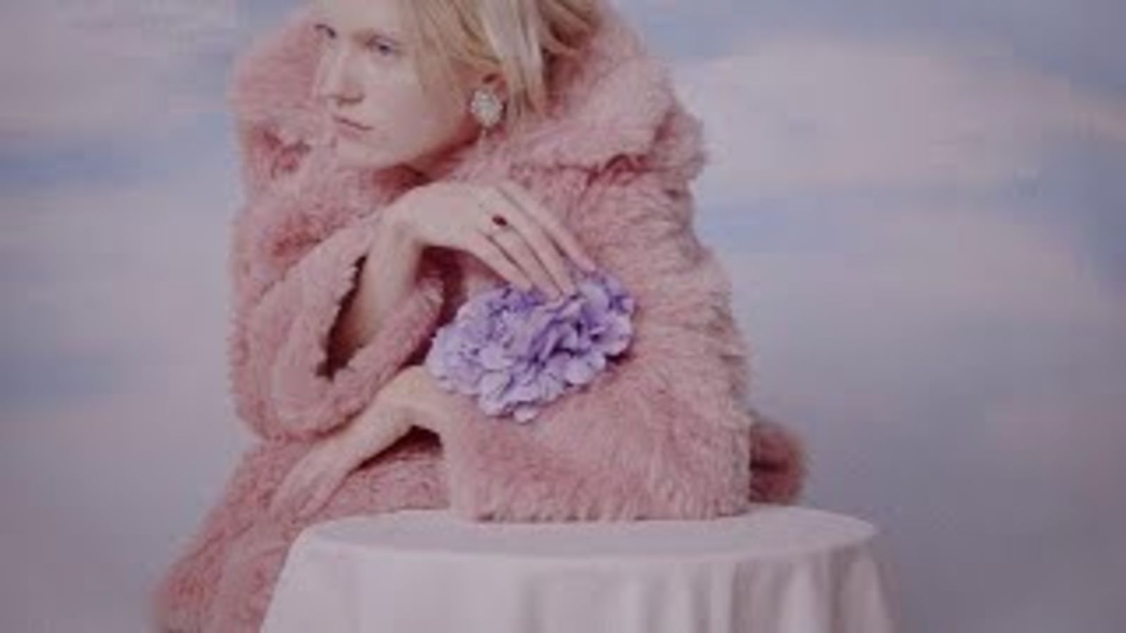 Саша Мельничук показывает, как носить искусственный мех