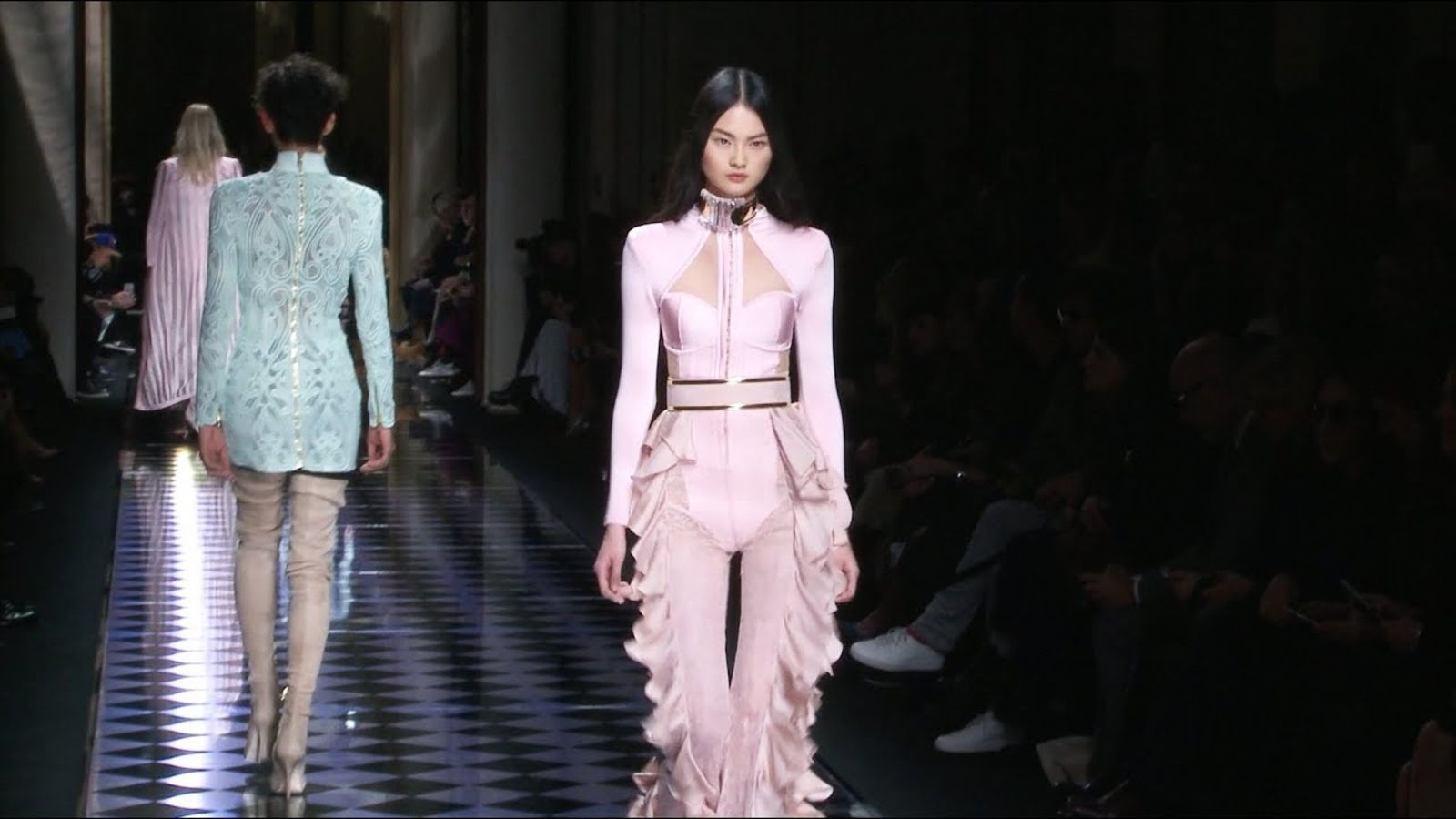 Жемчуг, бархат и эпоха рококо в новой коллекции Balmain