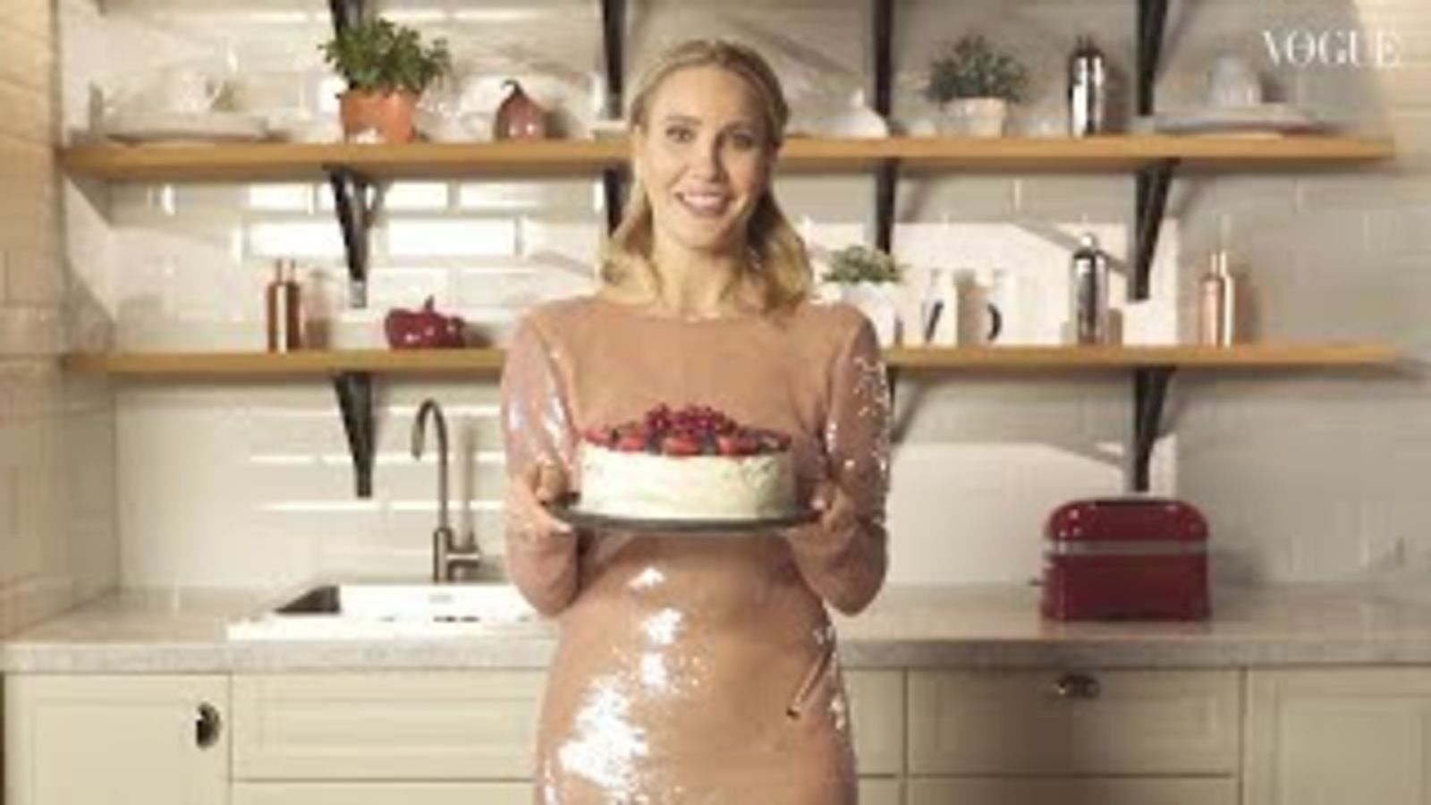 Елена Летучая показывает, как приготовить новогодний торт