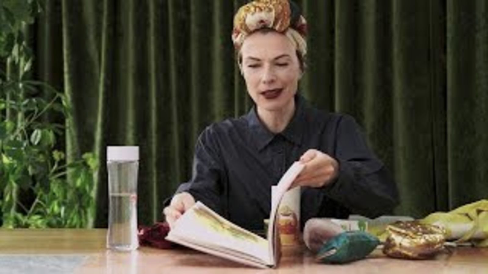 Что в сумке у Галины Смирнской?