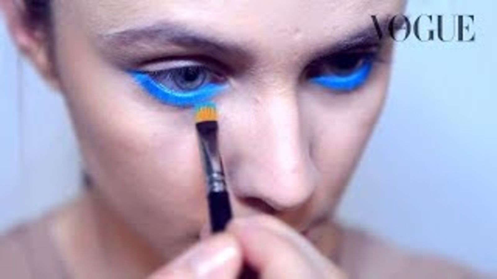 Как нарисовать правильные стрелки на глазах: видеоинструкция