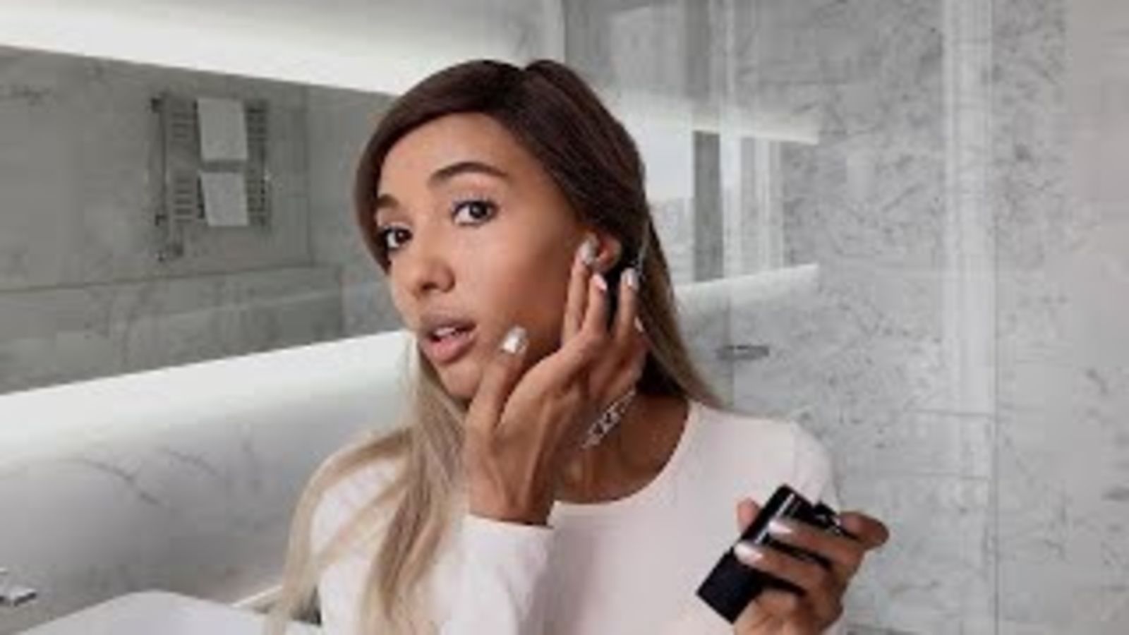 Мари Сенн показывает, как сделать сияющий макияж