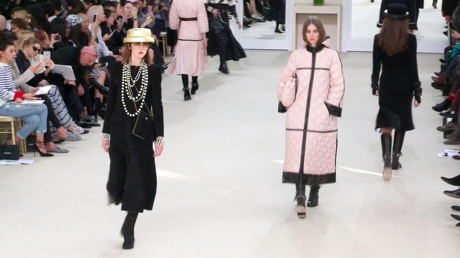 Жокейские шляпки, камелии и жемчуг в новой коллекции Chanel