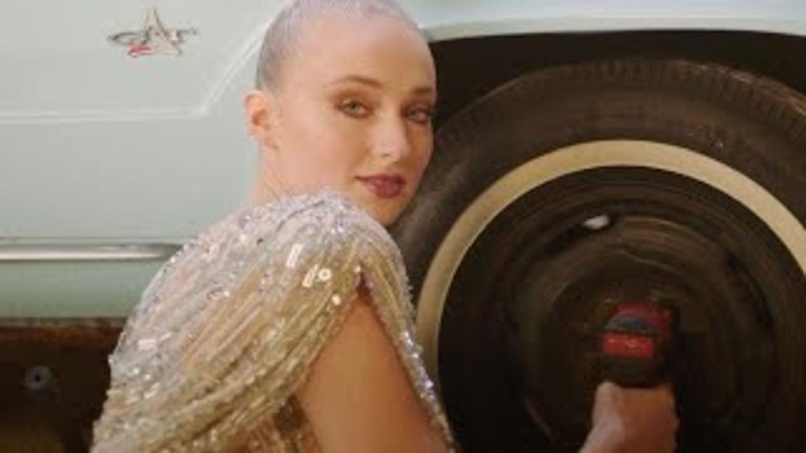 Софи Тернер показывает, как поменять колесо