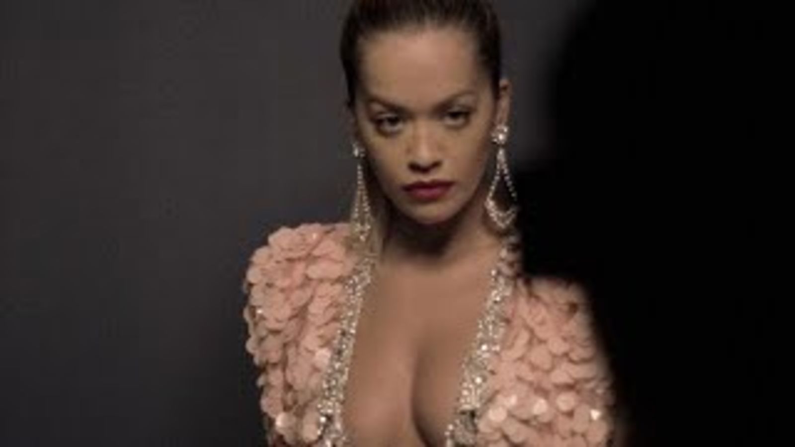 Рита Ора на съемке для январского номера Vogue