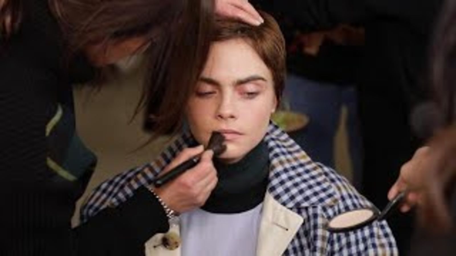 Топ-модели Кара Делевинь и Адвоа Абоа на backstage перед показом Burberry