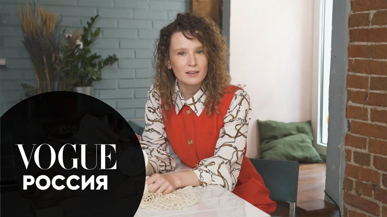 Что в сумке у певицы Монеточки?