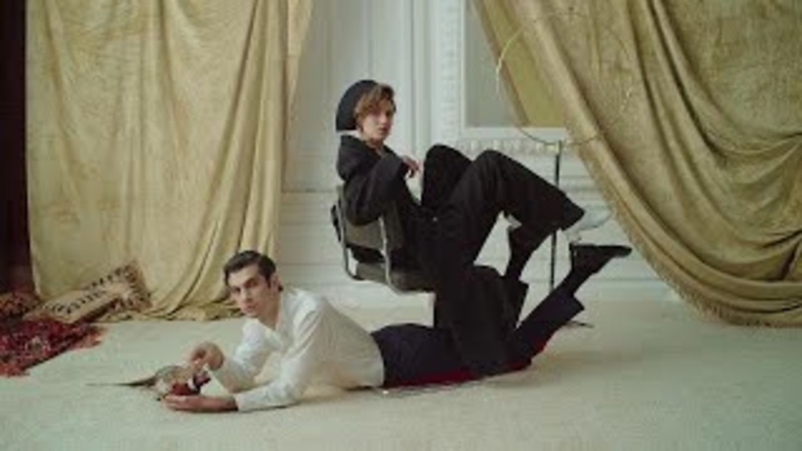 Праздничный обед в витринах ЦУМа