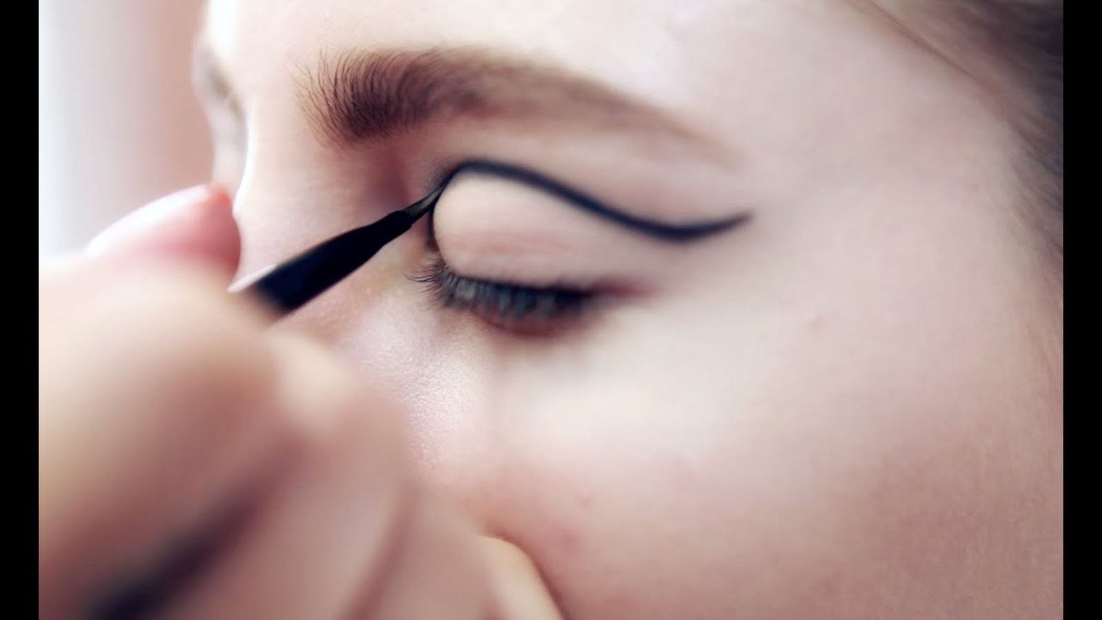 Вечерний макияж со стрелками: экстравагантный образ для летней вечеринки