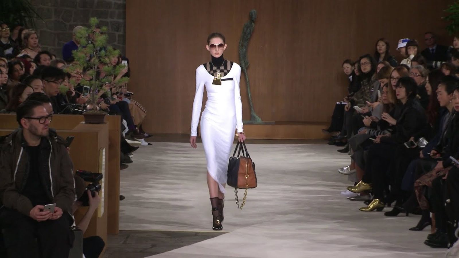 Чистота линий на&nbsp;фоне Джакометти на&nbsp;показе новой коллекции Loewe
