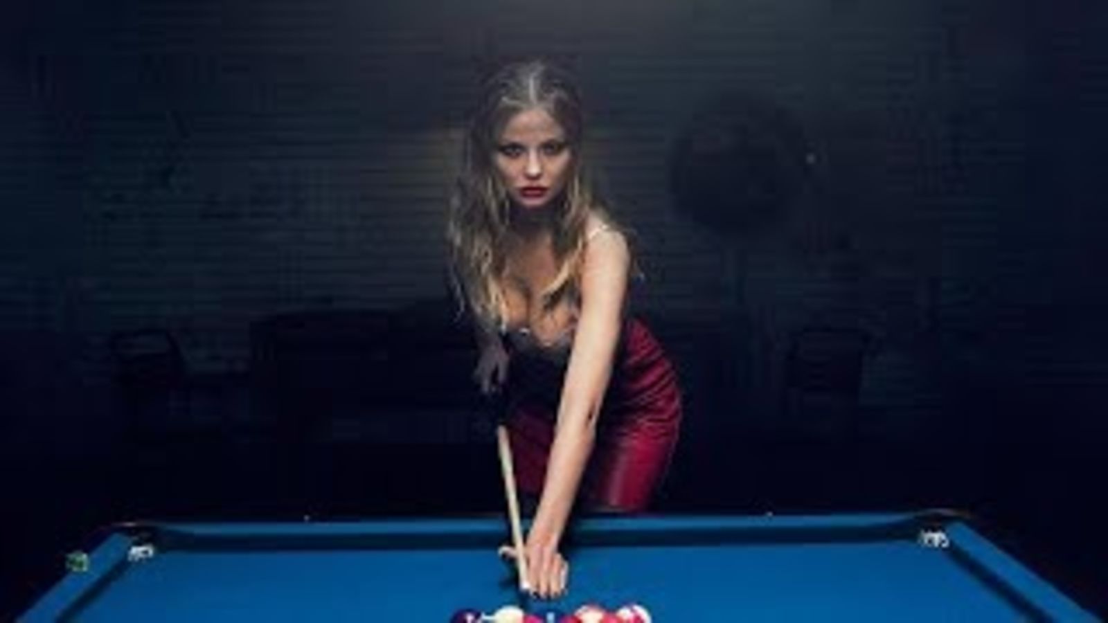Магдалена Фраковяк и Элиз Кромбе в фильме Антона Корбайна для Agent Provocateur