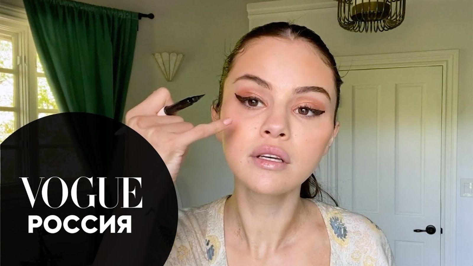 Селена Гомес о борьбе с акне, психическом здоровье и макияже глаз
