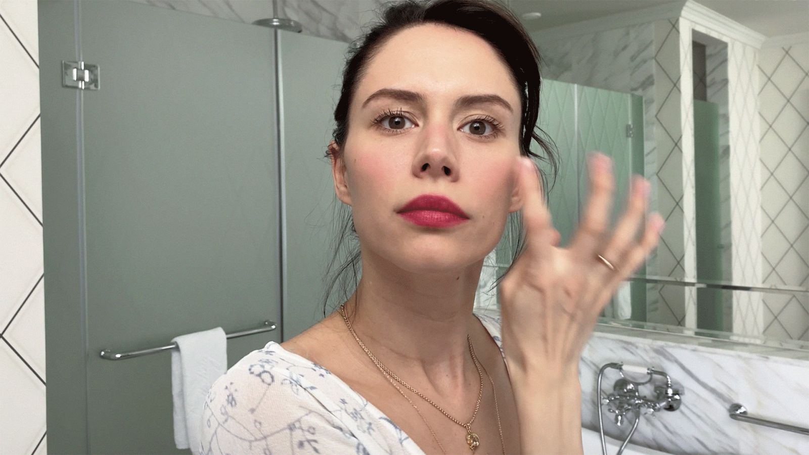 Диана Пожарская показывает свой уход за кожей и макияж с акцентом на губы