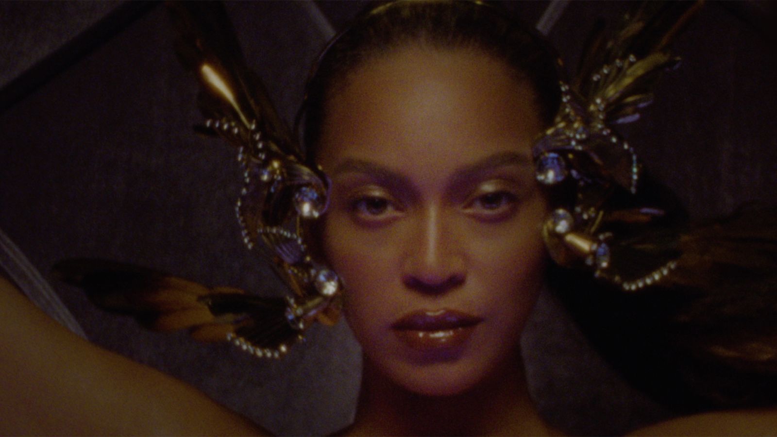 Así se hizo la portada de Beyoncé en la edición británica de Vogue