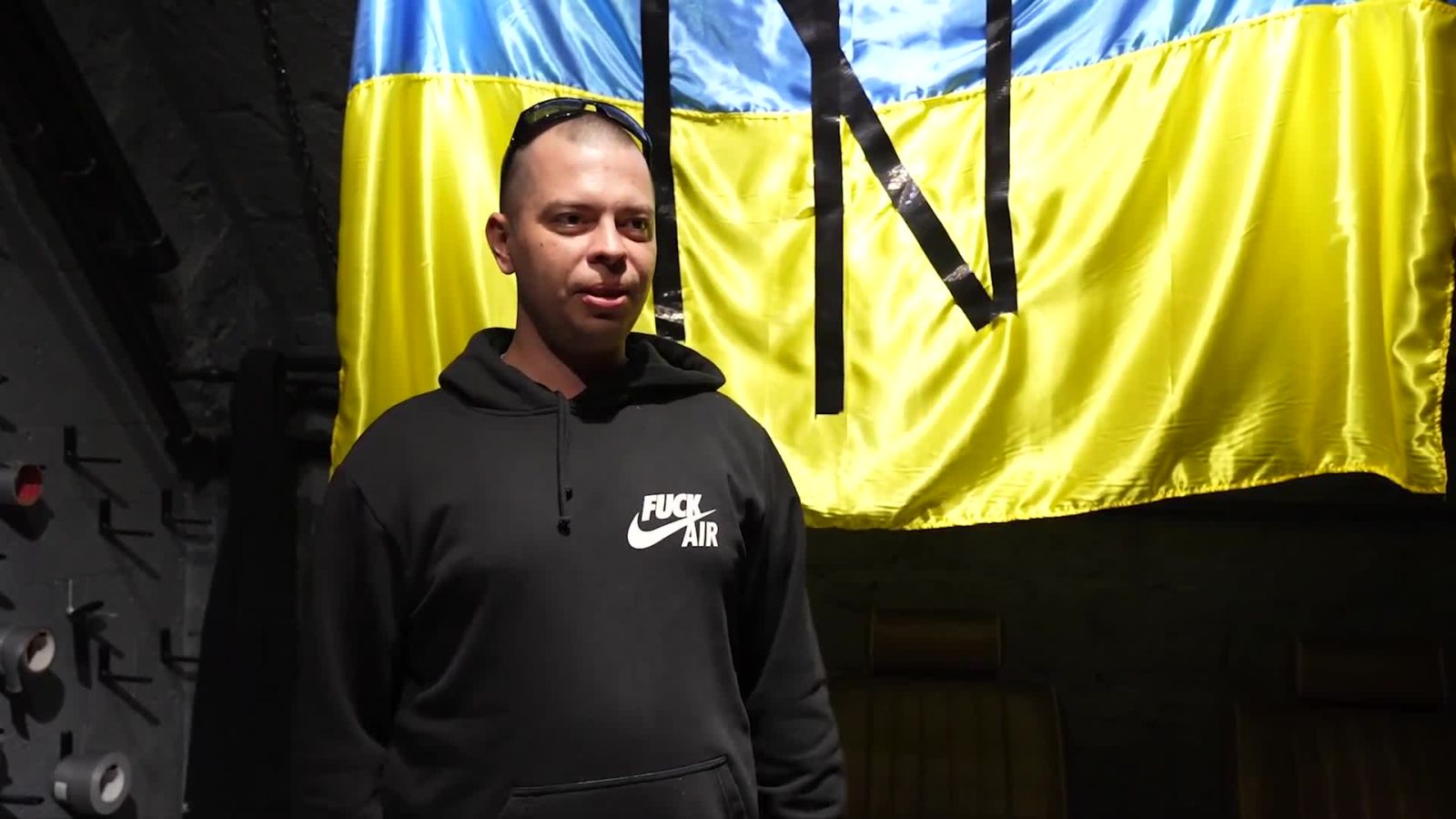 I volontari che realizzano giubbotti antiproiettile per l'esercito dell'Ucraina