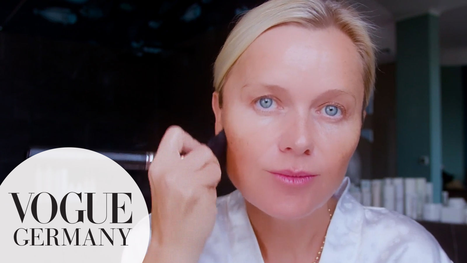 Dr. Barbara Sturm zeigt uns ihre Basic-Skincare-Routine für sensible Haut | Beauty Secrets | VOGUE