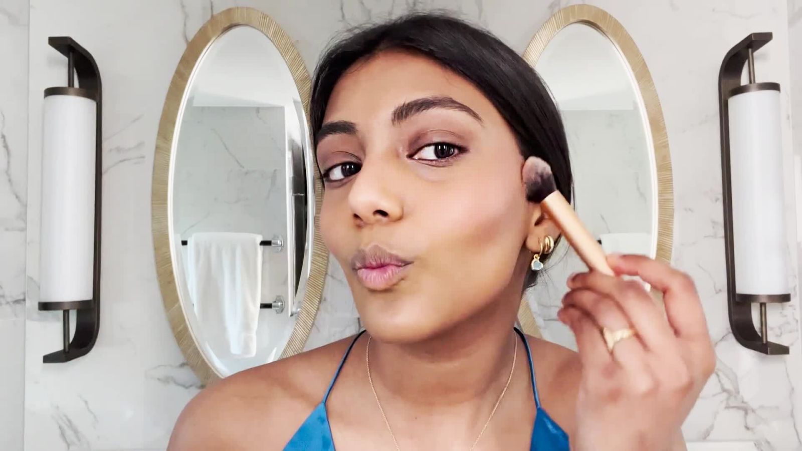 Charithra Chandran muestra cómo sacar el mejor provecho al maquillaje