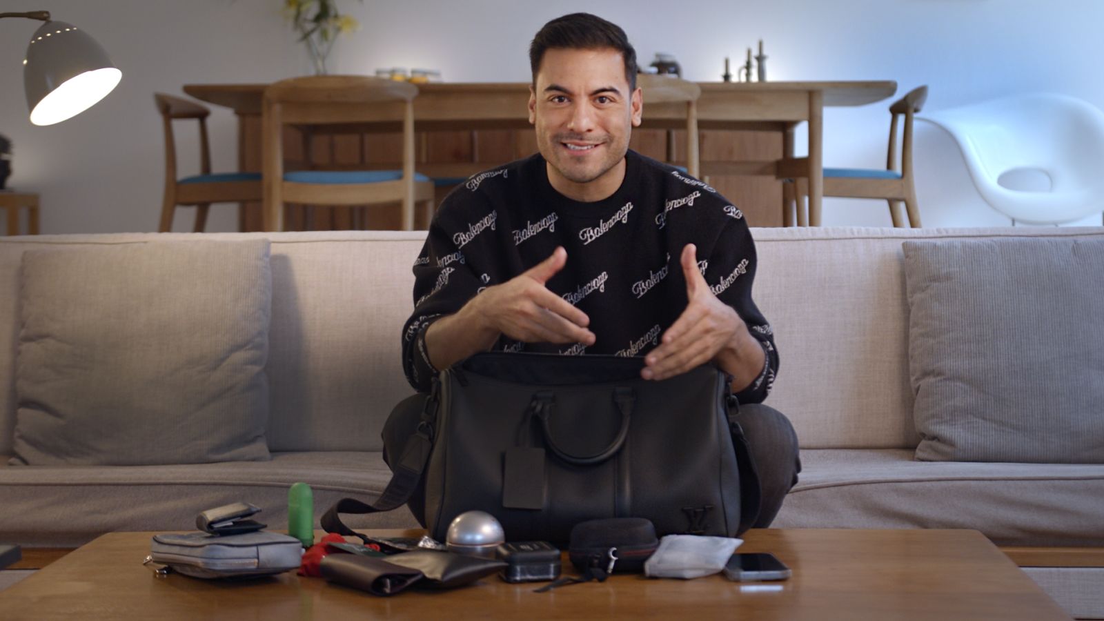 Carlos Rivera quiere saber lo que Maluma lleva en su bolsa y muestra todo lo que guarda en su maleta
