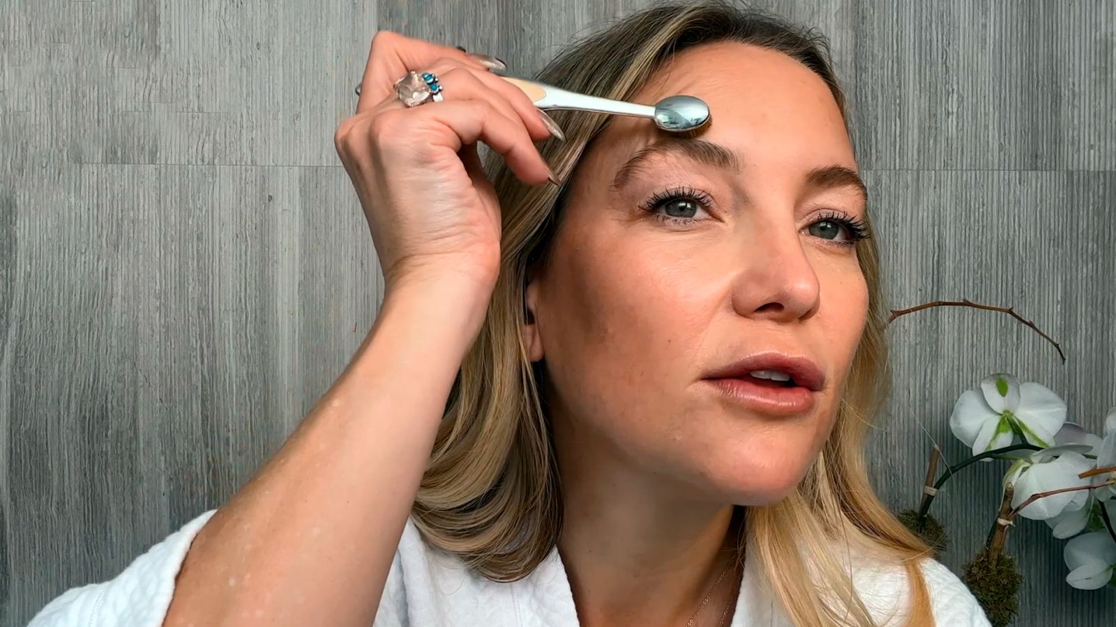 Kate Hudson muestra cómo lograr un maquillaje espectacular desde cero 