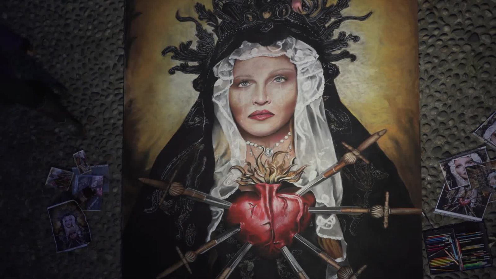 Madonna, The Icon issue in live-painting