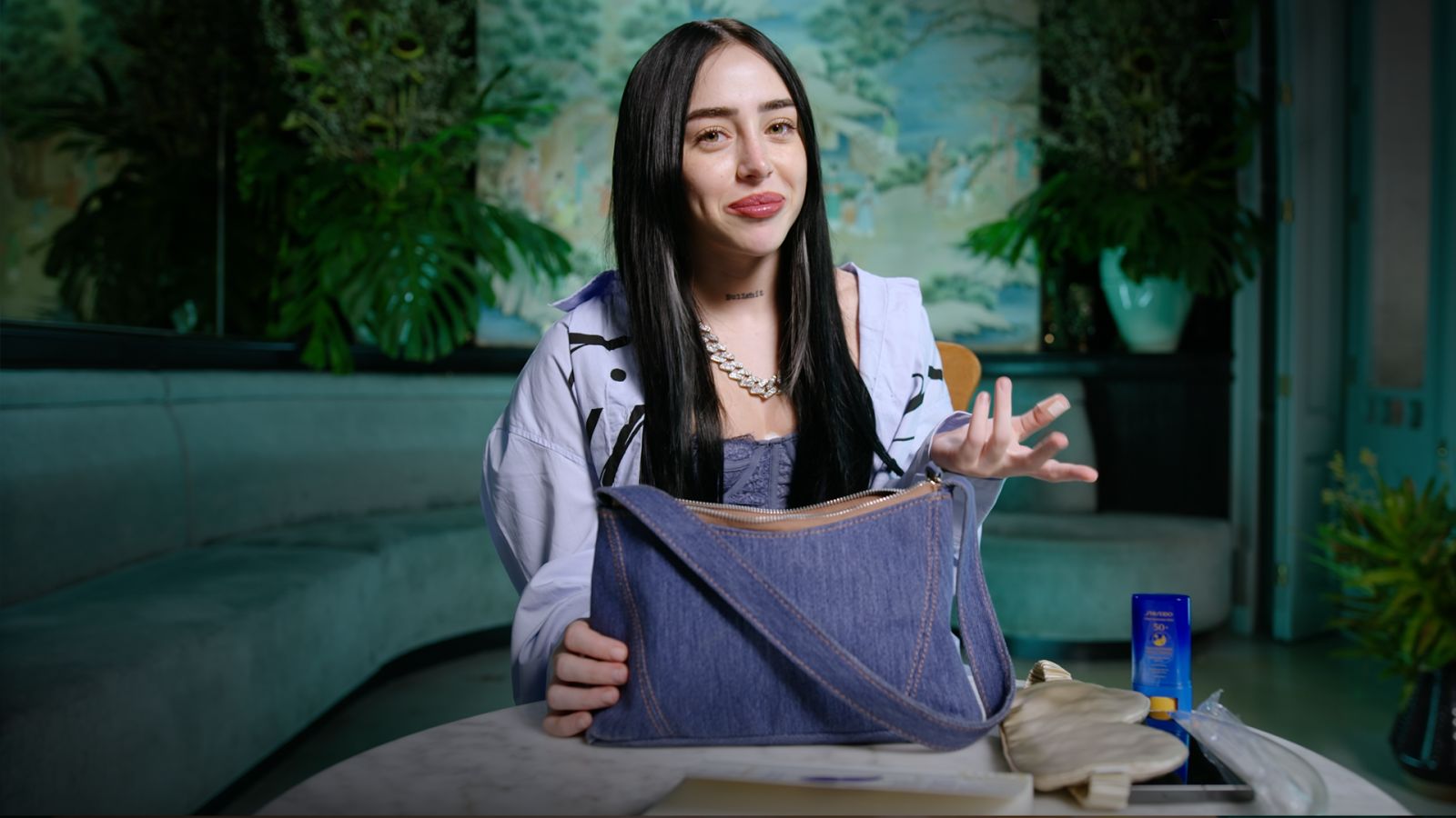 La argentina Nicki Nicole quiere saber qué lleva Bizarrap en su bolso y muestra lo que ella guarda en el suyo