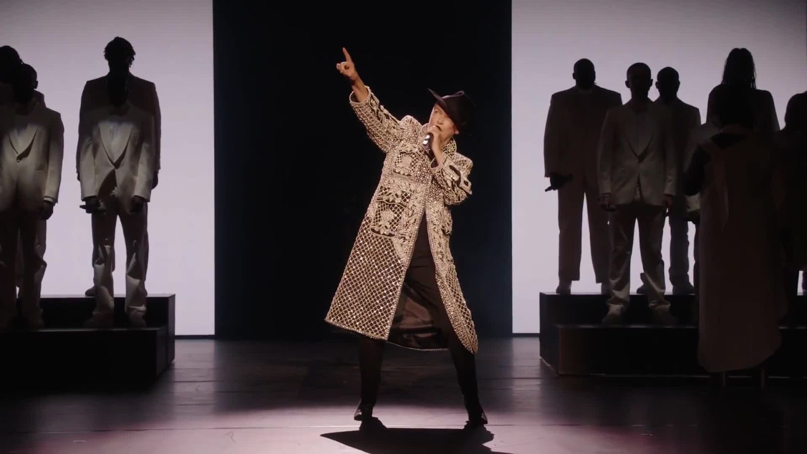 Annie Lennox’s Finale Performance at Vogue World